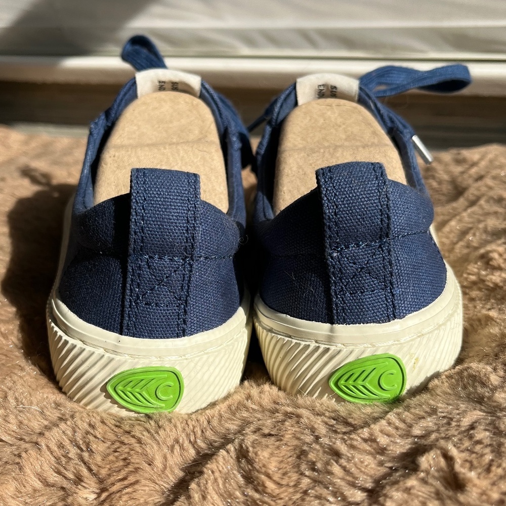 Cariuma Marine Blue Sustainable Canvas Sneaker Size: Women's 7 Men's 5.5 - Picture 5 of 9